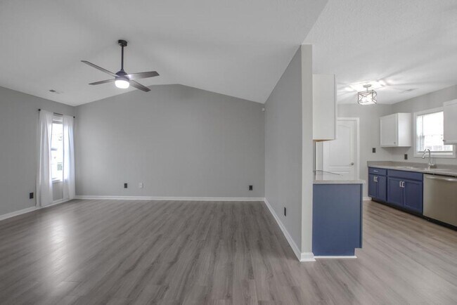 Building Photo - Richlands Adorable Home!