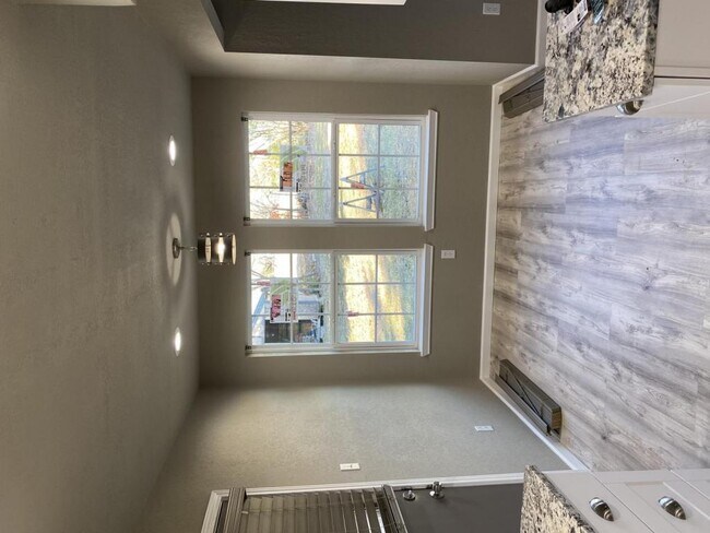 Building Photo - 909 Springhill