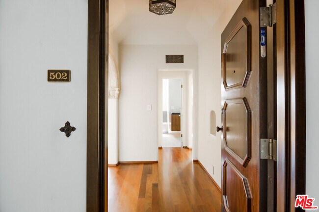 Foto del edificio - 1302 N Sweetzer Ave