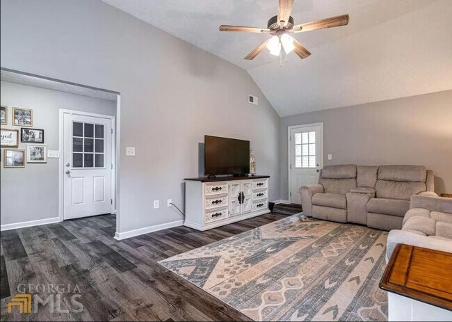 Foto del edificio - 1020 Crooked Creek Rd