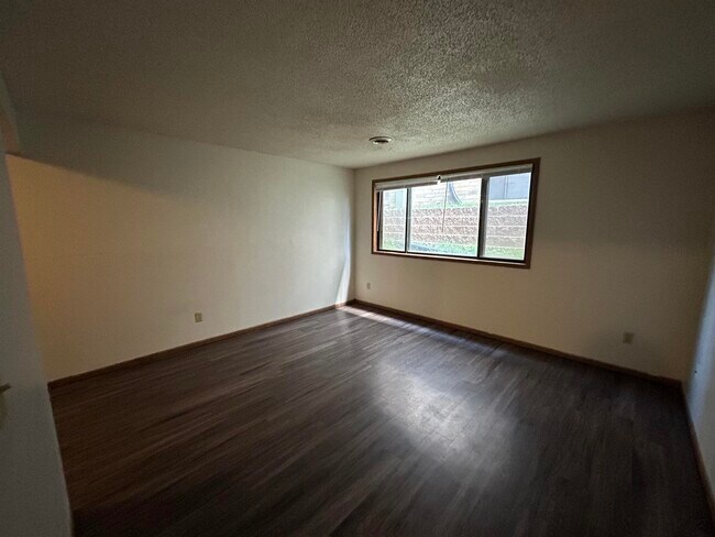 Building Photo - 418 S Van Buren St