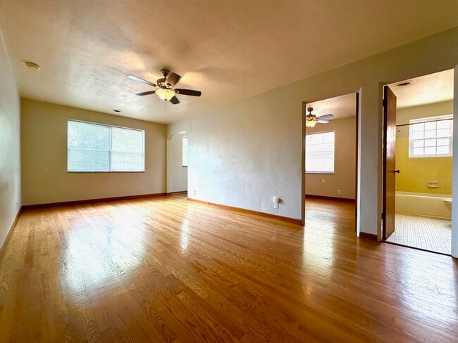 Building Photo - 5821 Sunshine Dr