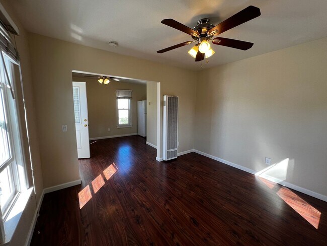 Foto del edificio - 1 Bedroom 1 Bath Remodeled Apartment for Rent in Uptown Whittier