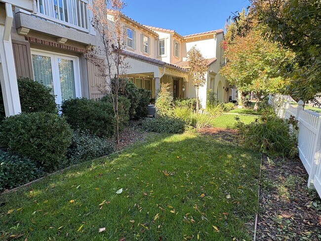 Building Photo - Large 5 bedroom home with loft.  Featuring 2 primary bedrooms