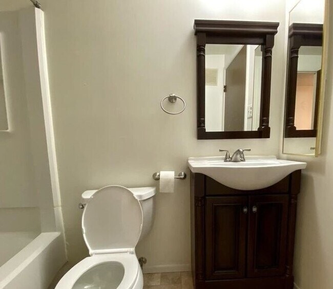Building Photo - "Charming 2-Bed Condo Retreat with Modern Comfort in Imperial, PA!"
