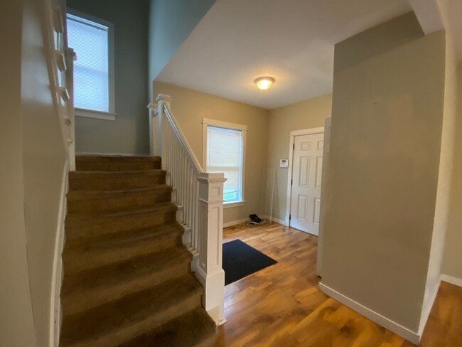 Building Photo - 923 Russell St