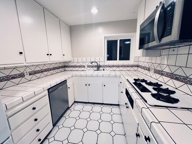 Foto del edificio - El Cajon three bed two bath home recently ...