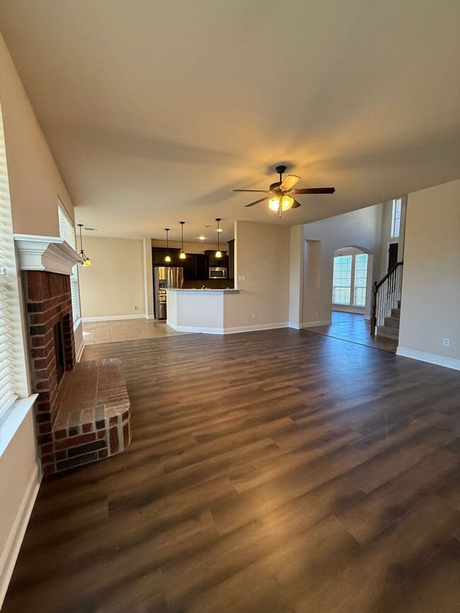 Building Photo - 5 Bedroom, 4 bath home with loft in very d...