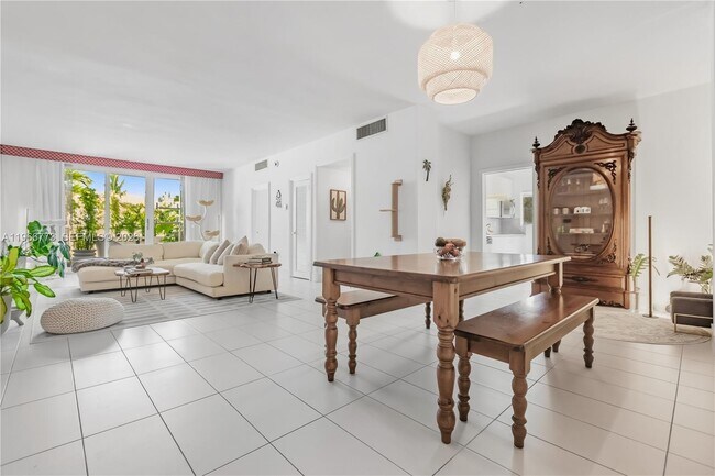 Building Photo - 5001 Collins Ave