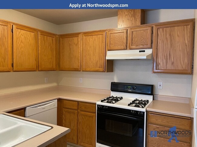 Building Photo - Nice 2 Bedroom 1.5 Bath Duplex