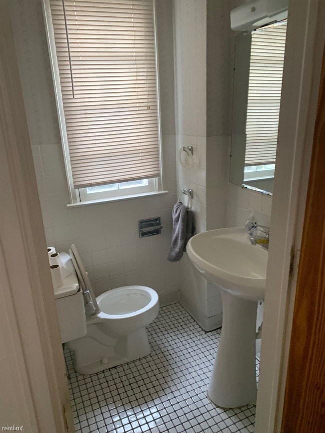 Building Photo - 4 br, 1.5 bath House - 648 Gunson St