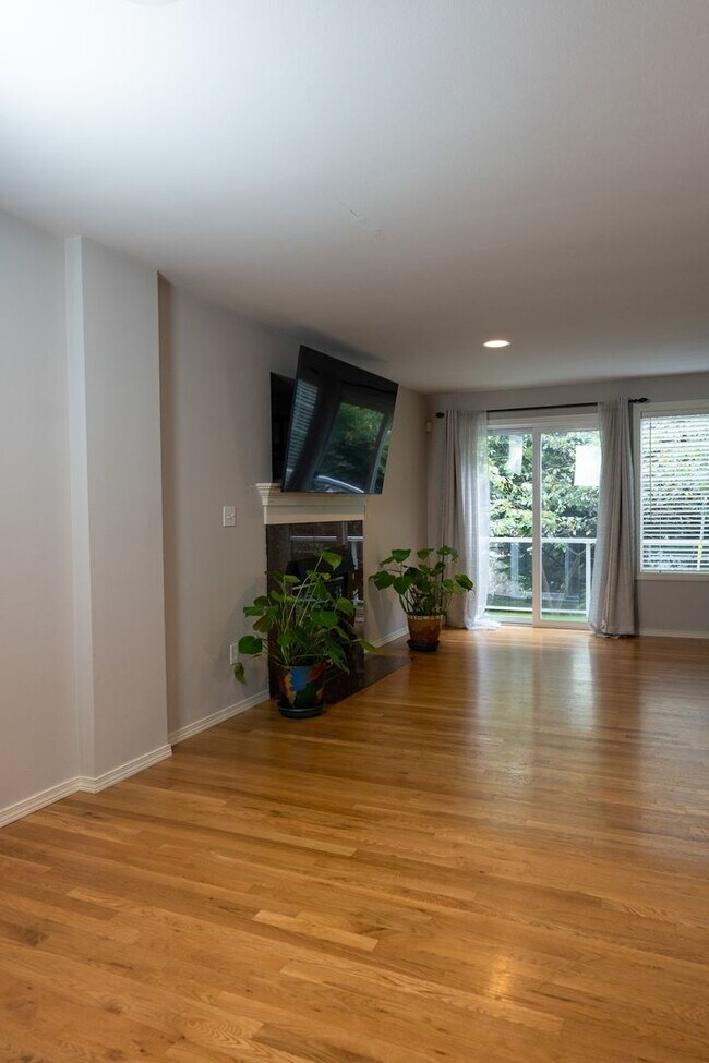 Foto del edificio - Spacious Greenwood Townhome with Private B...