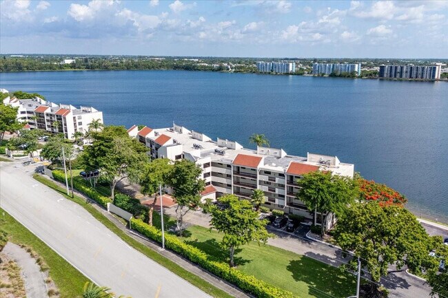 Foto del edificio - 113 Lake Emerald Dr