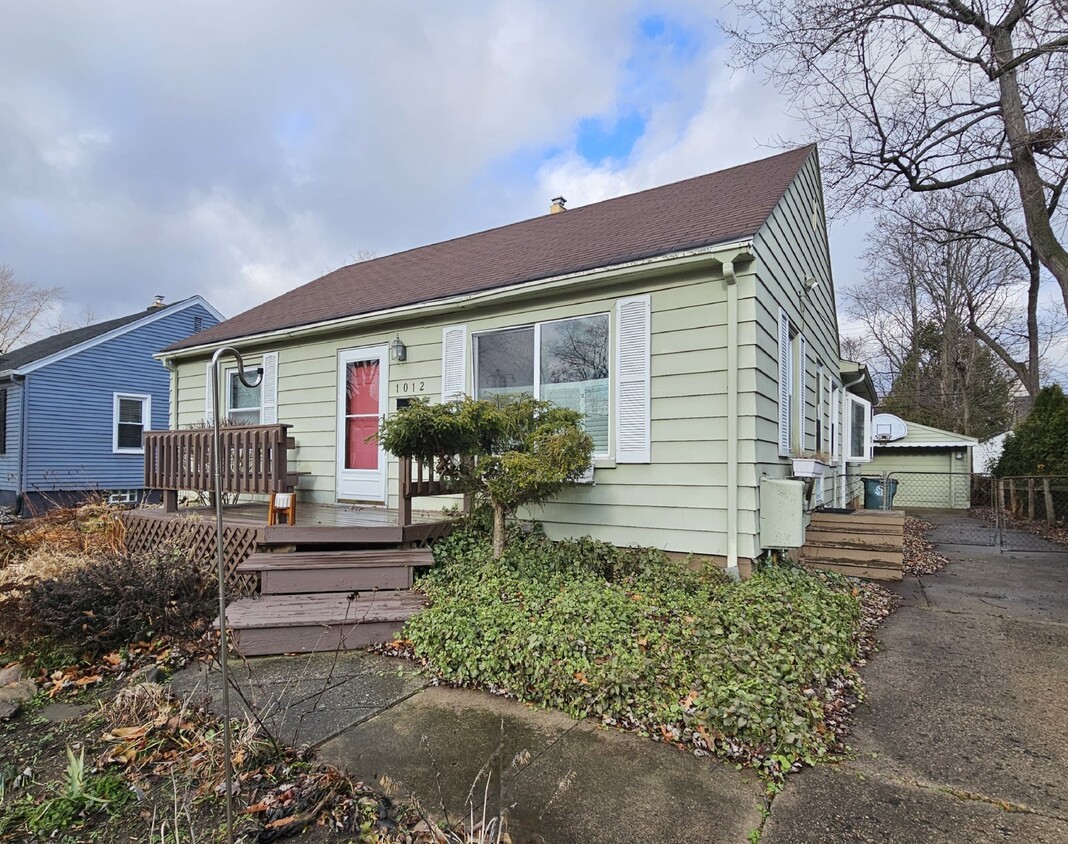 Primary Photo - "Charming 3-Bedroom Home with 2 Full Baths...