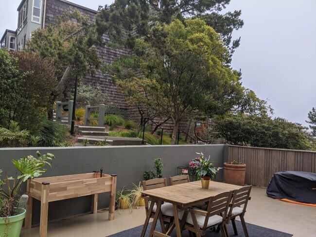 Building Photo - 940 Duncan St