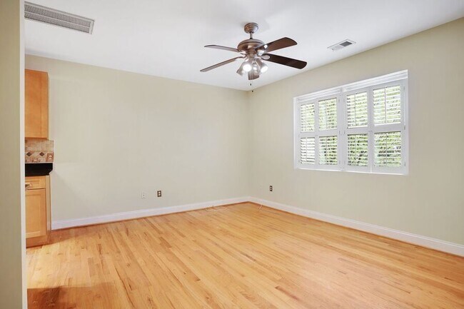 Foto del edificio - Trendy Two Bedroom in Trinidad! - Street P...