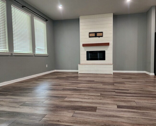 Foto del edificio - For Rent – 4 Bedroom, 2 Bathroom Home in W...