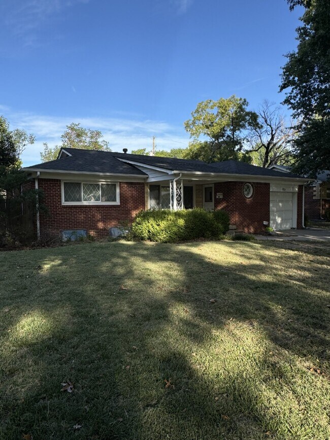 Building Photo - 3 bedroom, 1 bathroom house with partially...