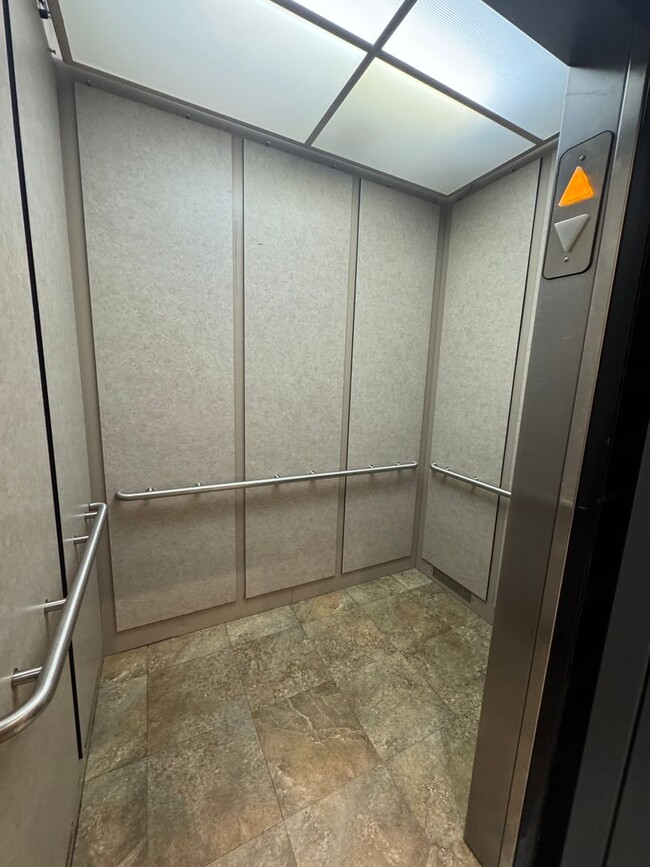 Building Photo - Bright Top-Floor Condo in the Heart of the...