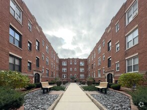 Building Photo - 956 W Cornelia Ave