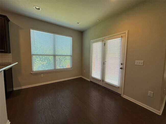 Foto del edificio - 3240 E Whitestone Blvd