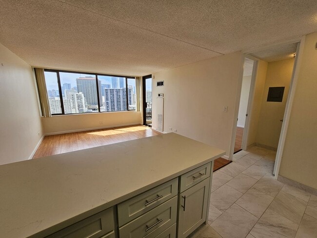 Building Photo - Condo with Lanai, Pool & Prime Location