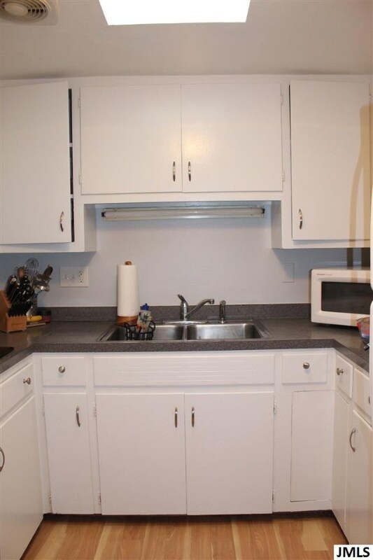 Building Photo - 765 Douglas St