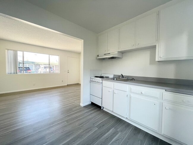 Building Photo - Studio West of PCH!