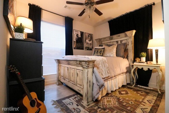 Building Photo - 3 br, 3.5 bath Apartment - 401 University Dr.