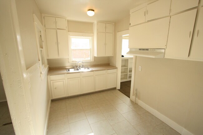 Foto del edificio - Available Soon!