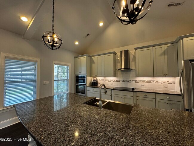 Foto del edificio - 64 Evergreen Ln