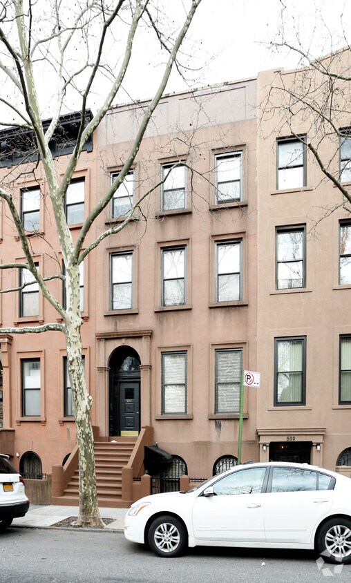 Primary Photo - 594 Henry St