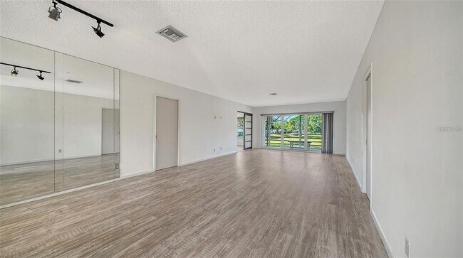 Foto del edificio - 7880 Palm Aire Ln