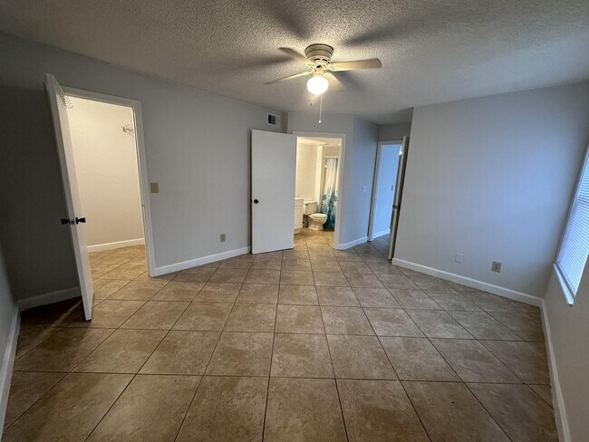 Building Photo - 4606 Commander Dr