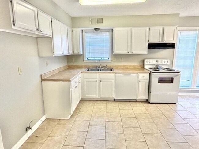 Foto del edificio - Now leasing a spacious 4-bedroom 2 bath ho...