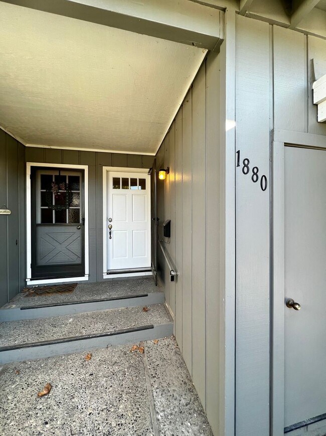 Building Photo - MAI1880-1884