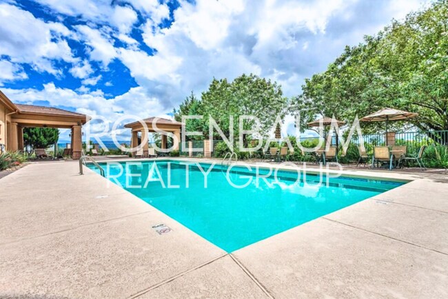 Foto del edificio - Beautiful 4-bedrooms, 2-baths home nestled...