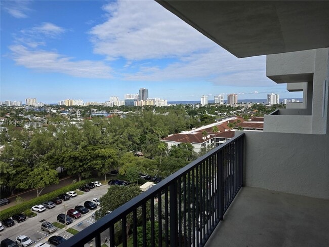 Foto del edificio - 3200 Port Royale Dr N