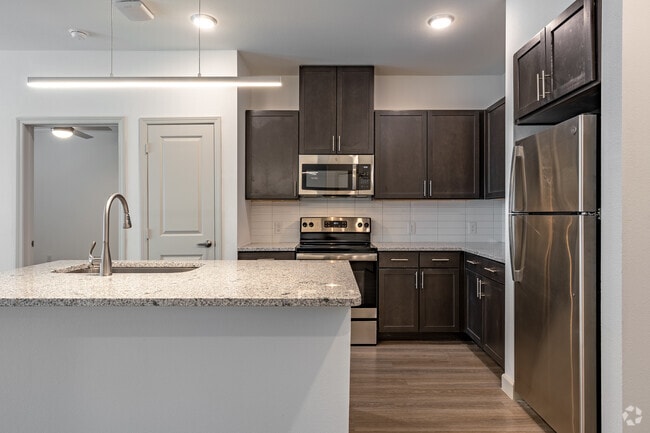 2BR, 2BA - 967SF (B1) - Kitchen - The Luxe at Las Colinas