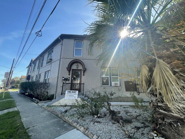 Building Photo - Quaint and Cute 1 bedroom with tons of nat...
