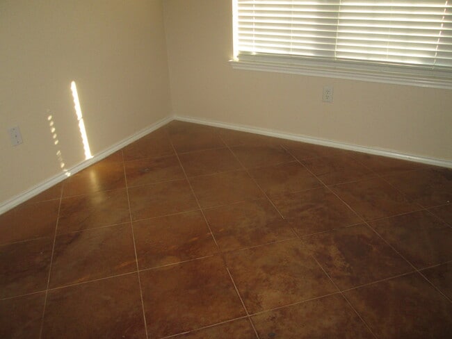 Building Photo - 912 Carla Kay Dr