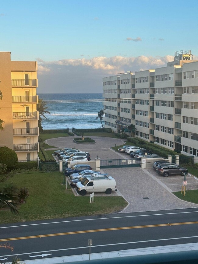 Building Photo - 1238 Hillsboro Mile