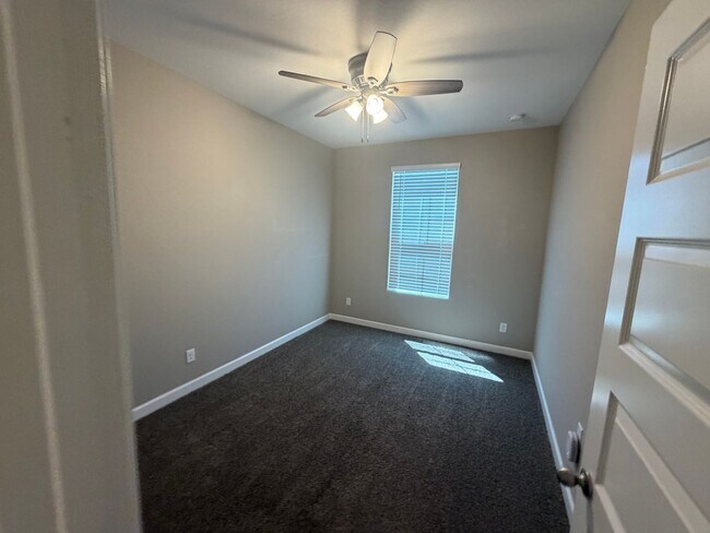 Building Photo - 40946 W Hillman Dr