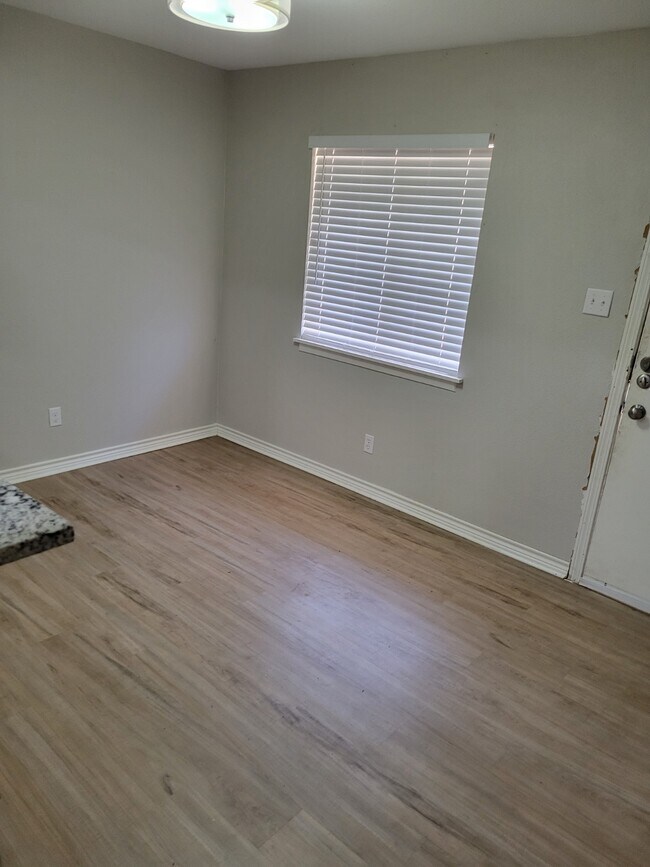 Building Photo - 1919 Pine Tree Dr