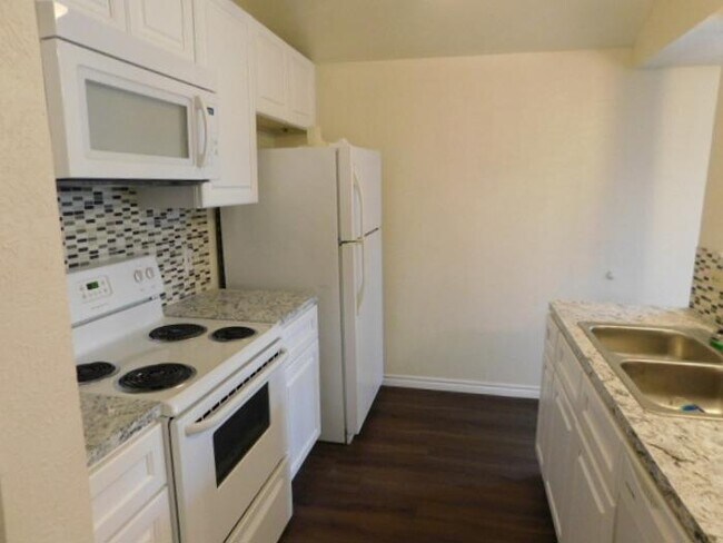 Building Photo - 3032 Carroll Dr