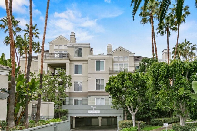 Foto del edificio - Elegant Furnished Penthouse Retreat with Treetop Views