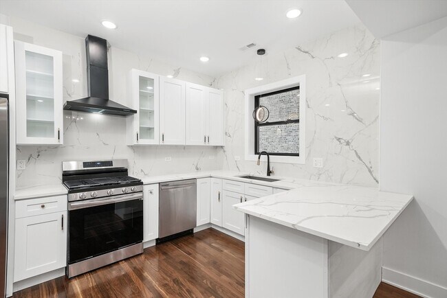 Foto del edificio - 4010 W Warwick Ave