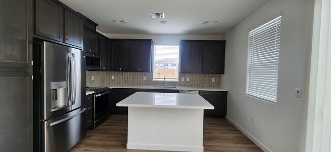 Foto del edificio - Beautiful Brand New 3 Bedroom Home in Elk Grove