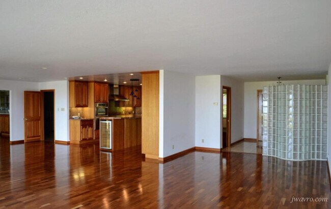 Building Photo - 330 Loyola Dr
