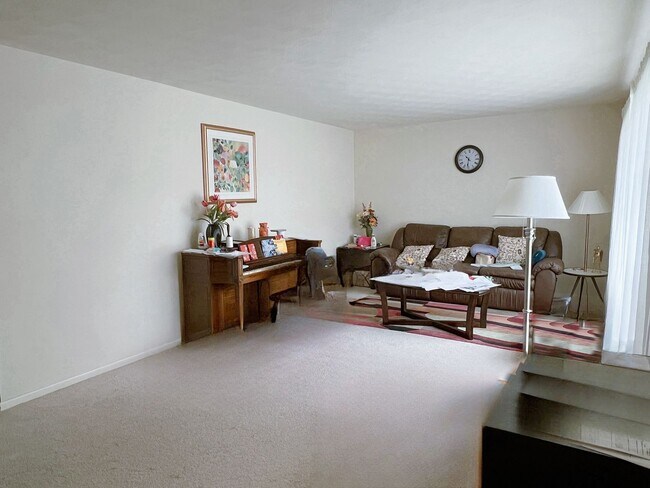 Foto del edificio - Well-maintained 4-bed, 2-bath Home in the WL School District
